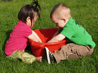 Los niños que juegan con el agua